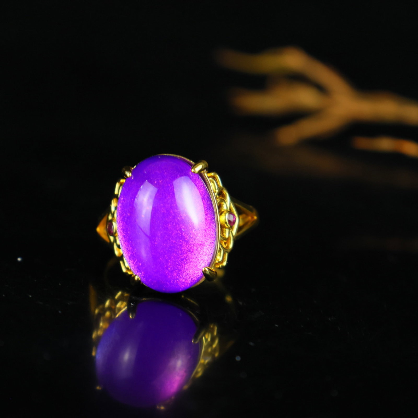 An Exquisite Ring: An Exquisite Ring,Size:0.7inx0.5in 一个精美的戒指