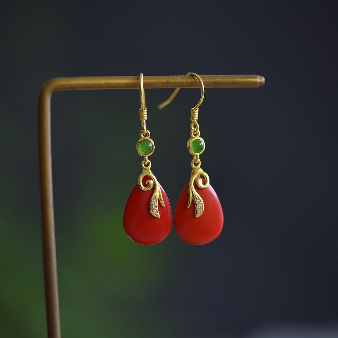 A Pair of Exquisite Sterling Silver-Gold Plated Inlaid Cinnabar Earrings: A Pair of Exquisite Sterling Silver-Gold Plated Inlaid Cinnabar Earrings,Size:0.5inx0.6in 一对纯银镀金镶朱砂耳环