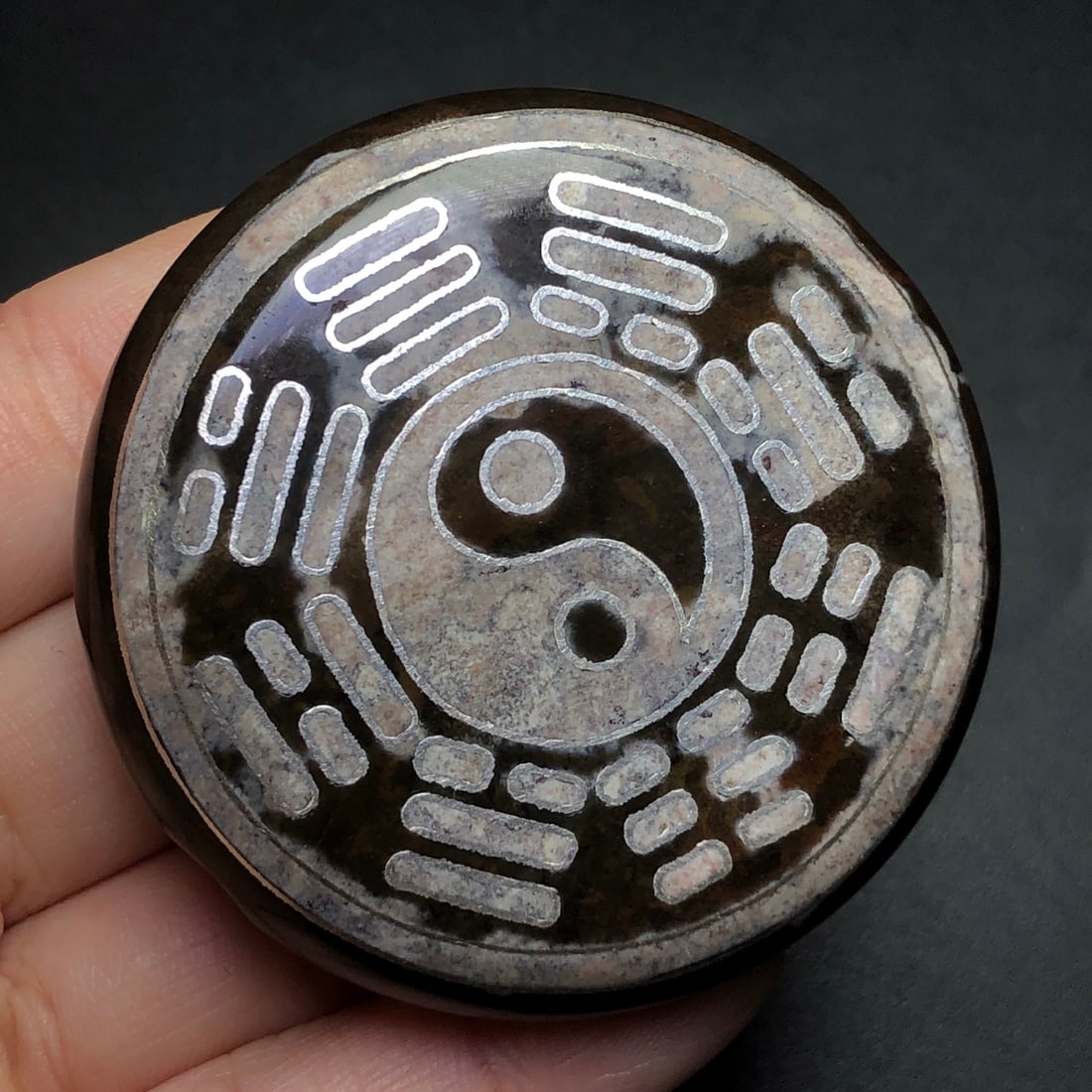 An Exquisite Agate Inlaid Silver Trigram Pattern Pendant: An Exquisite Agate Inlaid Silver Trigram Pattern Pendant,Size:2inx0.6in,Weight:74.4g 玛瑙嵌银八卦纹挂件