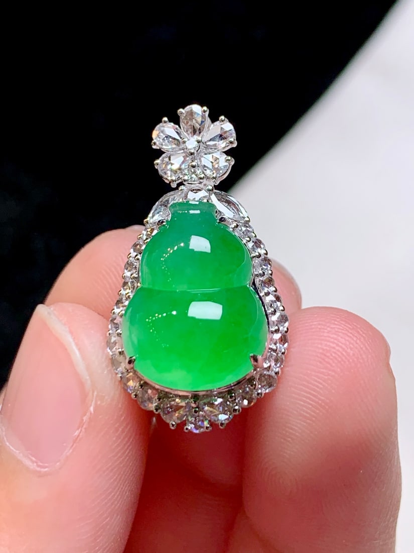 An Exquisite 18k Gold Diamond Inlaid Jadeite Pendant: An Exquisite 18k Gold Diamond Inlaid Jadeite Pendant,Size(Loose Stone):0.6inx0.4inx0.2in 18k金钻镶嵌翡翠吊坠