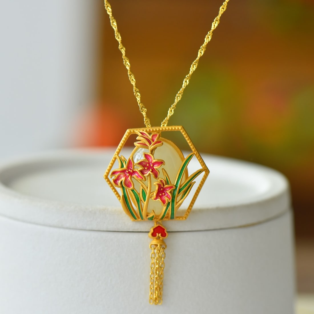 A Set of Fine Sterling Silver-Gold Plated Inlaid White Jade Jewelrys: A Set of Fine Sterling Silver-Gold Plated Inlaid White Jade Jewelrys 一套纯银镀金镶白玉首饰