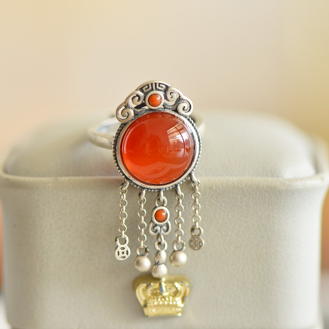 An Exquisite Sterling Silver Inlaid Agate Ring: An Exquisite Sterling Silver Inlaid Agate Ring,Size:0.6inx0.6in 纯银镶玛瑙戒指