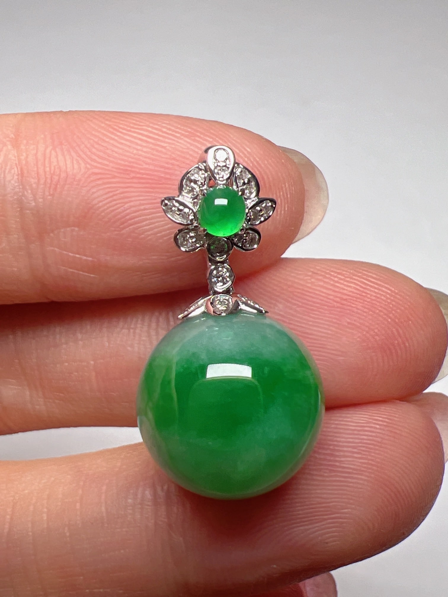 An Exquisite 18k Gold Diamond Inlaid Jadeite Pendant: An Exquisite 18k Gold Diamond Inlaid Jadeite Pendant,Size(Loose Stone):0.5in 18k金钻镶嵌翡翠吊坠