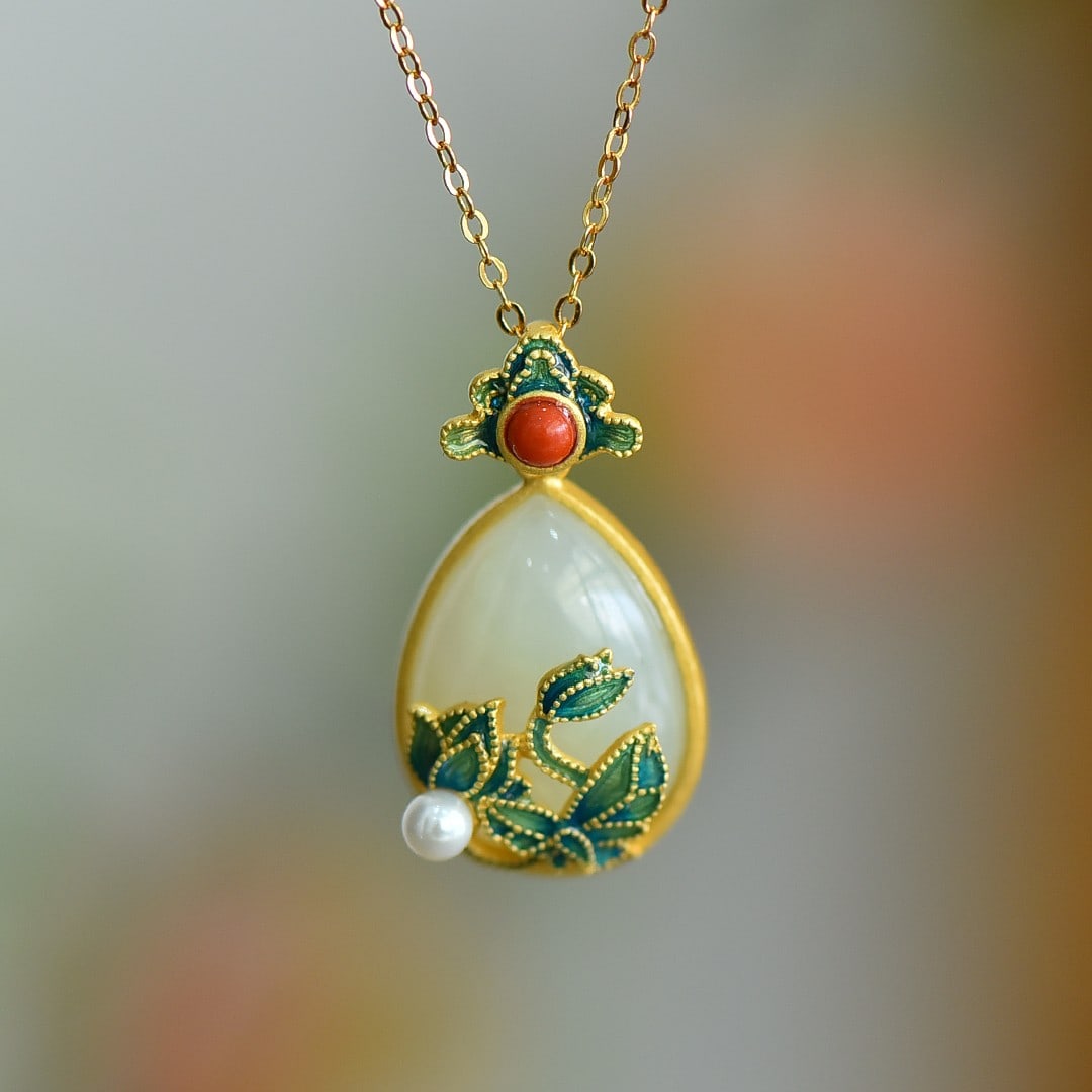 An Exquisite Sterling Silver-Gold Plated Inlaid White Jade Pendant: An Exquisite Sterling Silver-Gold Plated Inlaid White Jade Pendant 纯银镀金镶白玉吊坠