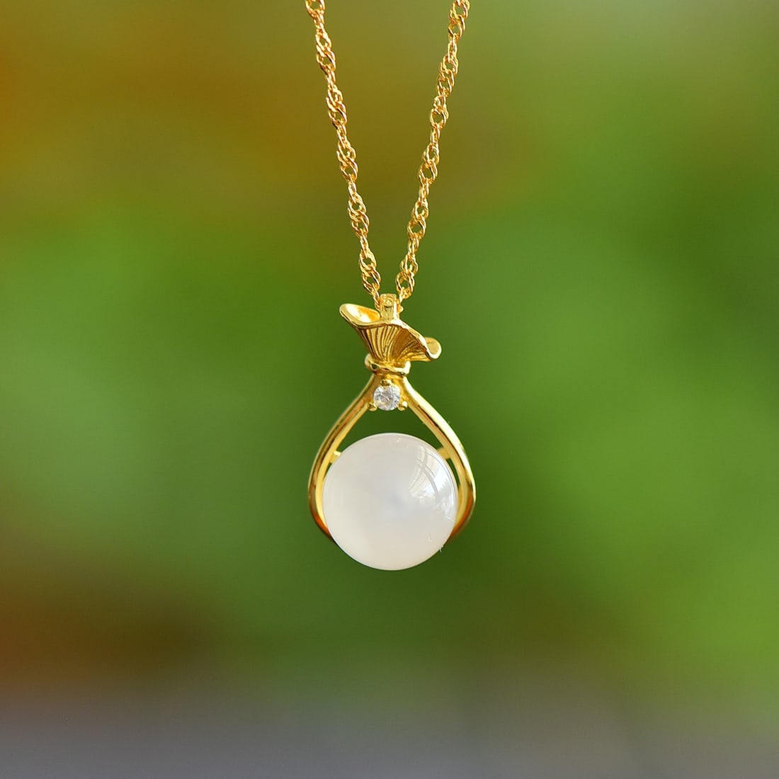 An Exquisite Sterling Silver-Gold Plated Inlaid Agate Pendant: An Exquisite Sterling Silver-Gold Plated Inlaid Agate Pendant,Size:0.4inx0.4in 寓意:幸运相伴,财源广进 纯银镀金໲