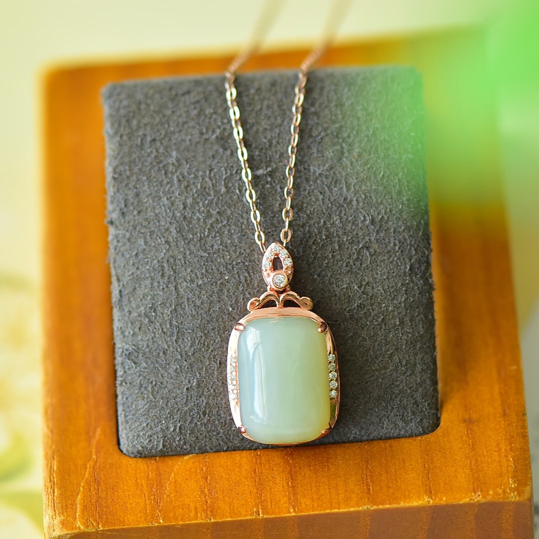 An Exquisite Sterling Silver Inlaid White Jade Necklace,Inlaid Diamond: An Exquisite Sterling Silver Inlaid White Jade Necklace,Inlaid Diamond,Size:0.6inx0.9in 纯银镶白玉项链,嵌钻石