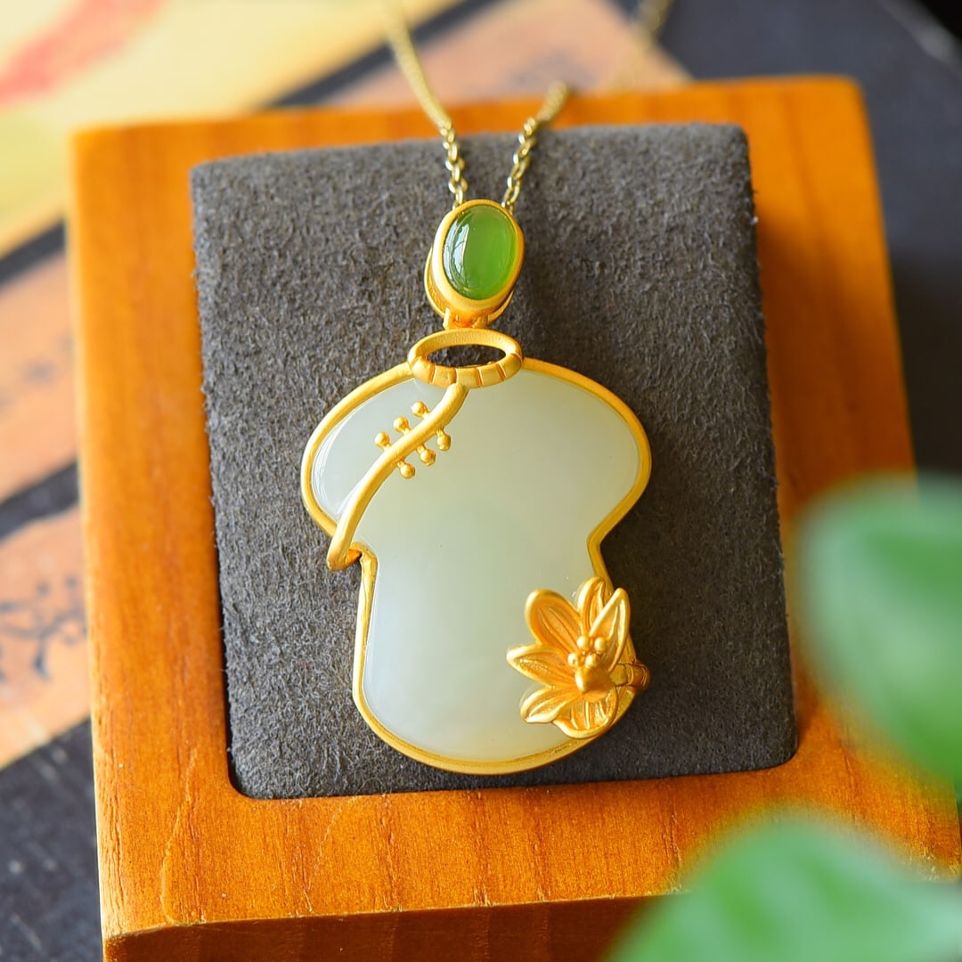 An Exquisite Sterling Silver-Gold Plated Inlaid White Jade Necklace: An Exquisite Sterling Silver-Gold Plated Inlaid White Jade Necklace,Size:0.9inx1.4in 纯银镀金镶白玉项链