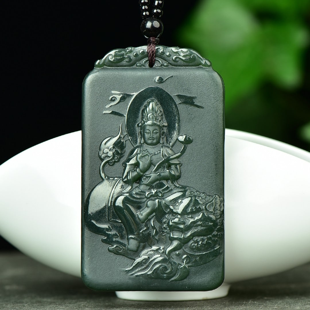 An Exquisite Jasper Statue of Avalokitesvara Pendant: An Exquisite Jasper Statue of Avalokitesvara Pendant,Size:1.6inx2.7in 碧玉观音挂件