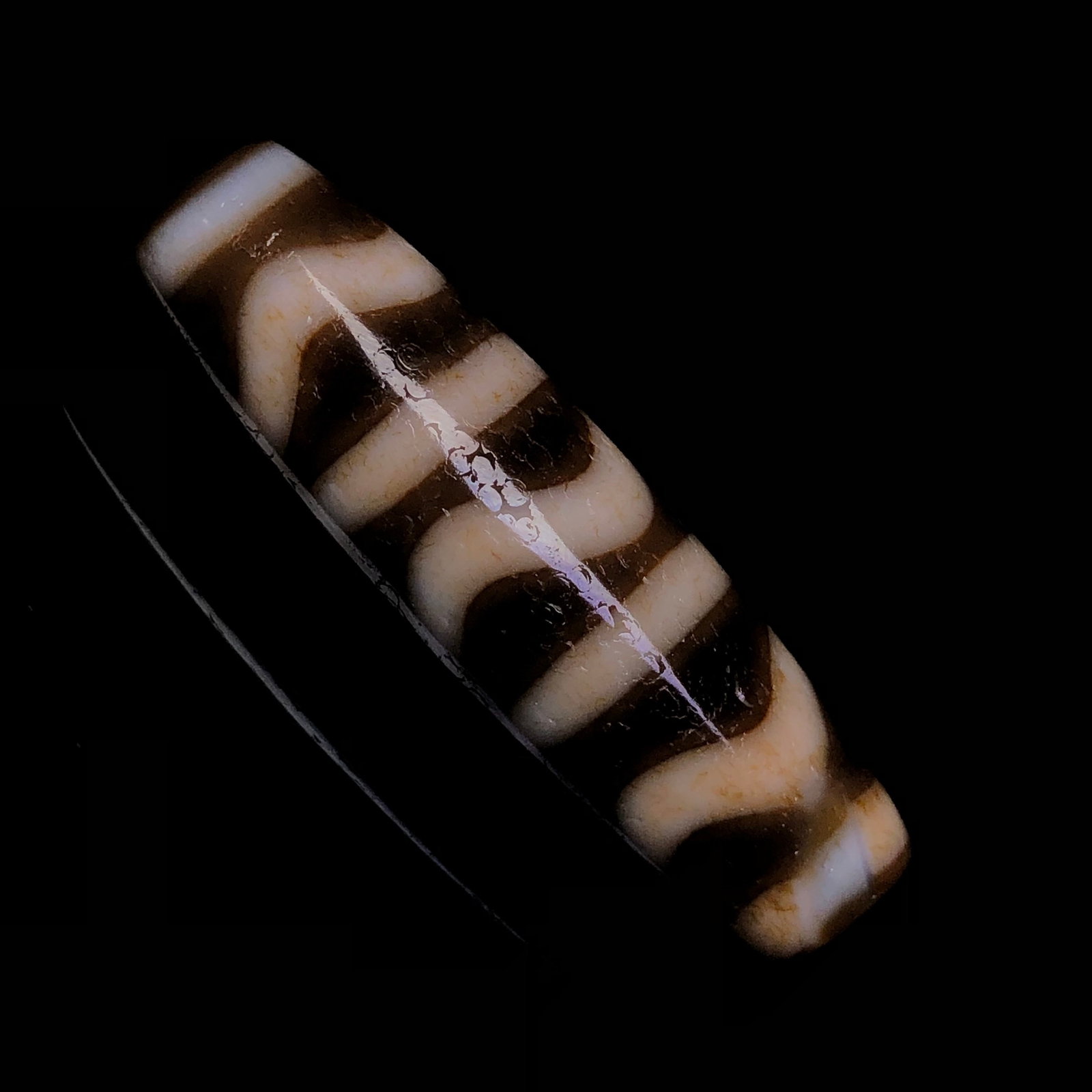 An Exquisite Dzi Bead Pendant: An Exquisite Dzi Bead Pendant,Size:1.6inx0.5in,Weight:9.2g 天珠挂件