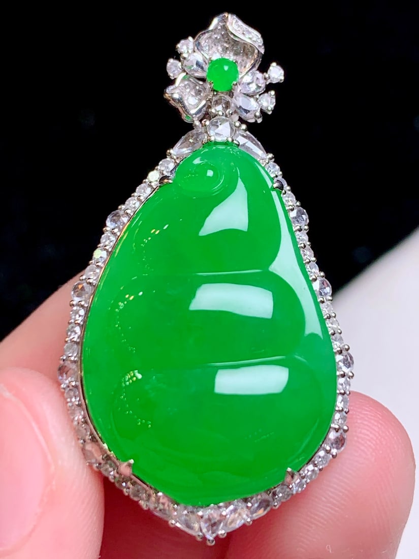 An Exquisite 18k Gold Diamond Inlaid Jadeite Pendant: An Exquisite 18k Gold Diamond Inlaid Jadeite Pendant,Size(Loose Stone):1inx0.7inx0.2in 18k金钻镶嵌翡翠吊坠