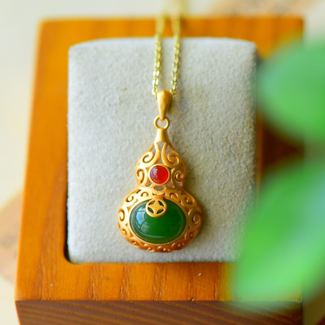 An Exquisite Sterling Silver-Gold Plated Inlaid Jasper Necklace: An Exquisite Sterling Silver-Gold Plated Inlaid Jasper Necklace,Size:0.6inx1.2in 纯银镀金镶碧玉项链