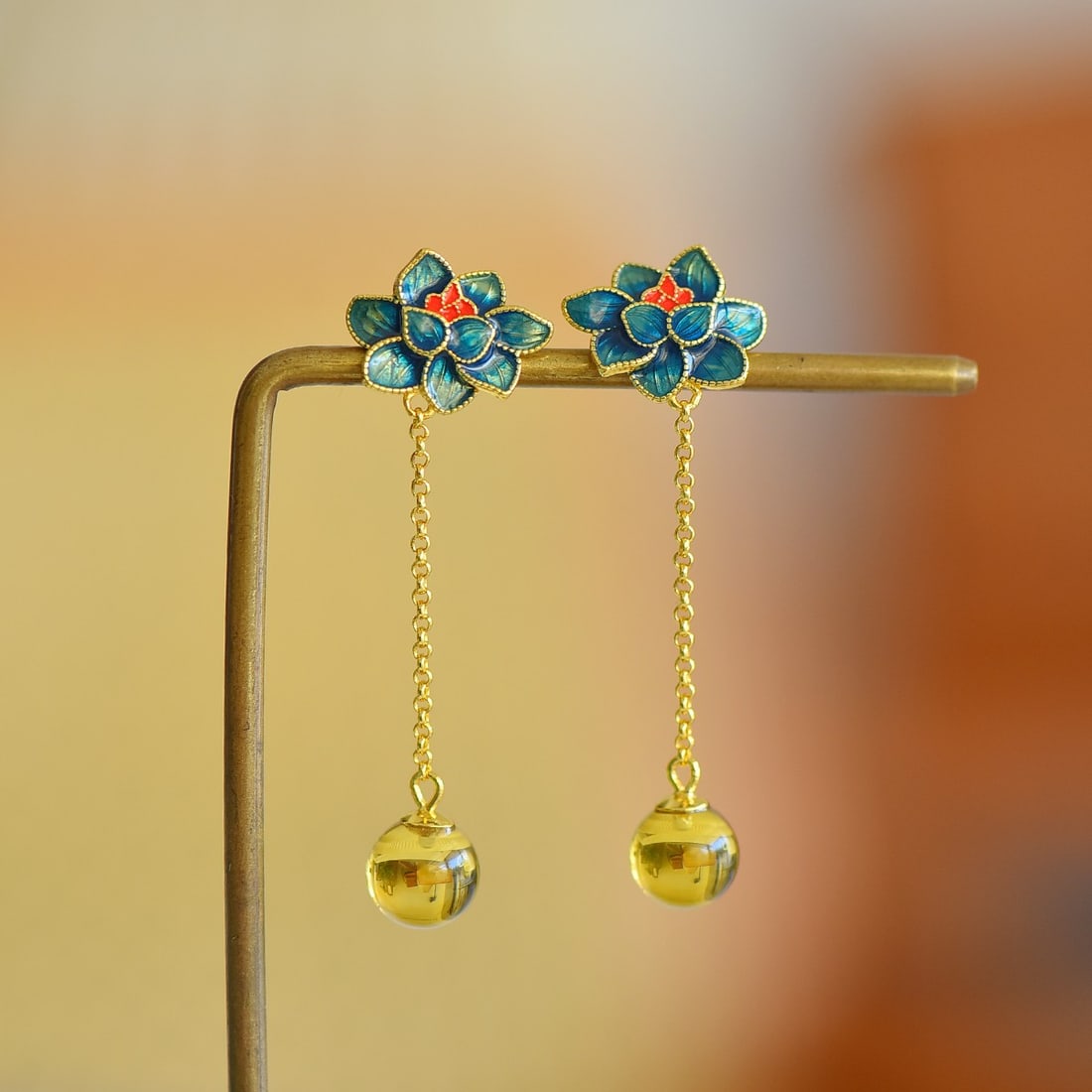 A Pair of Exquisite Sterling Silver-Gold Plated Inlaid Amber Earrings: A Pair of Exquisite Sterling Silver-Gold Plated Inlaid Amber Earrings,Size:0.3inx0.3in 一对纯银镀金镶琥珀耳环
