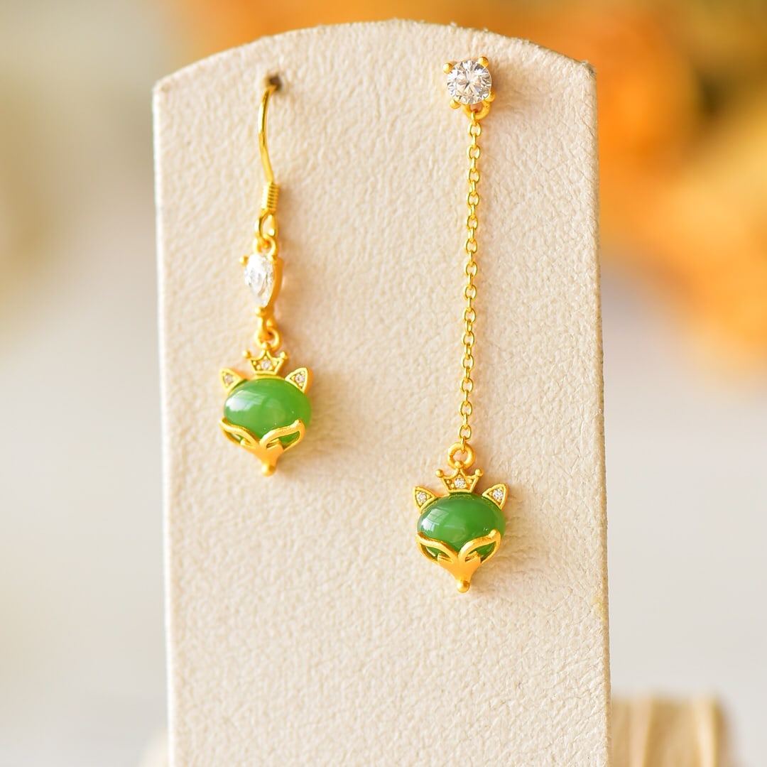 A Pair of Exquisite Sterling Silver-Gold Plated Inlaid Jasper Earrings: A Pair of Exquisite Sterling Silver-Gold Plated Inlaid Jasper Earrings 一对纯银镀金镶碧玉耳环