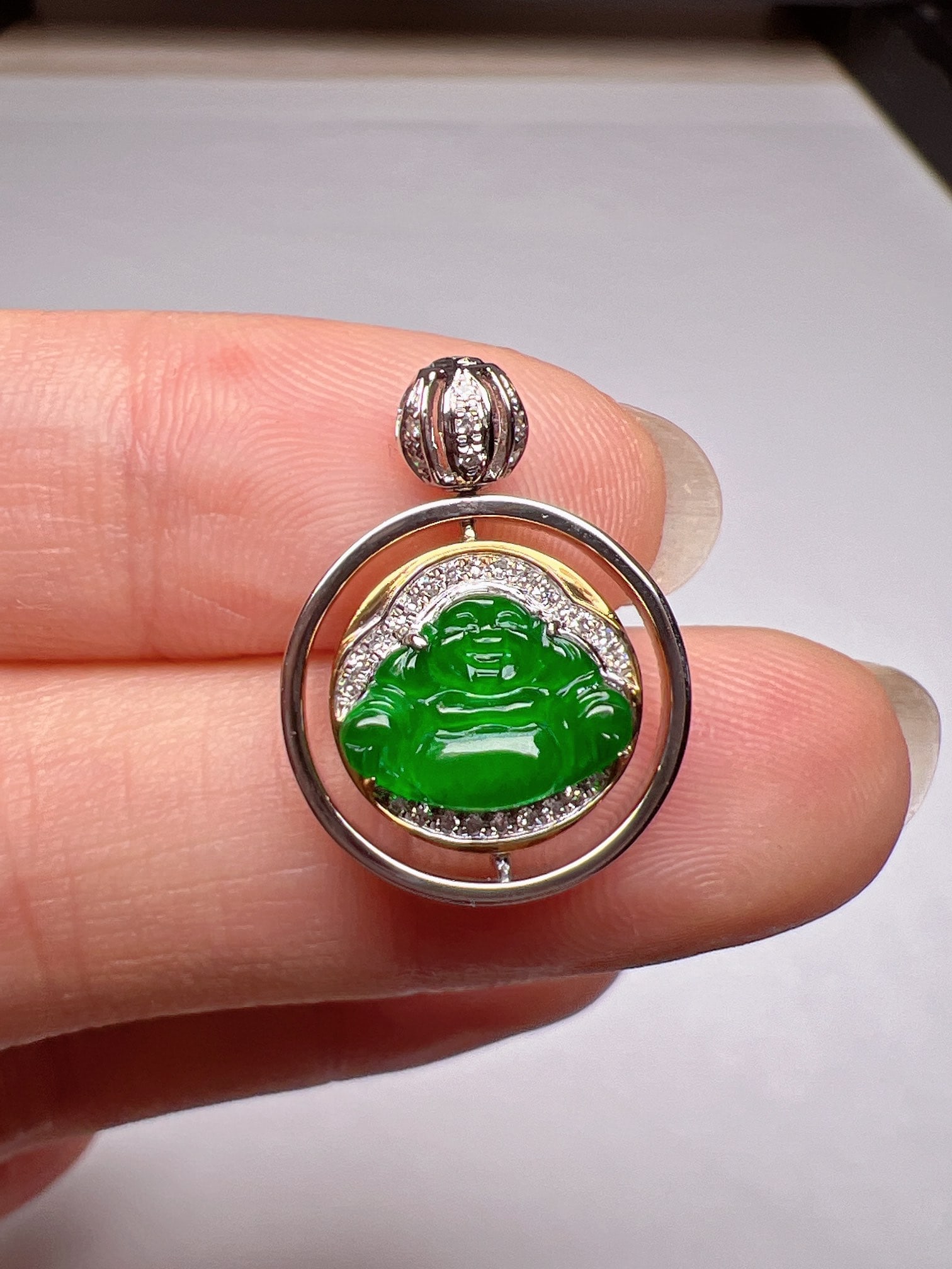 An Exquisite 18k Gold Diamond Inlaid Jadeite Pendant: An Exquisite 18k Gold Diamond Inlaid Jadeite Pendant,Size(Loose Stone):0.3inx0.4in 18k金钻镶嵌翡翠吊坠