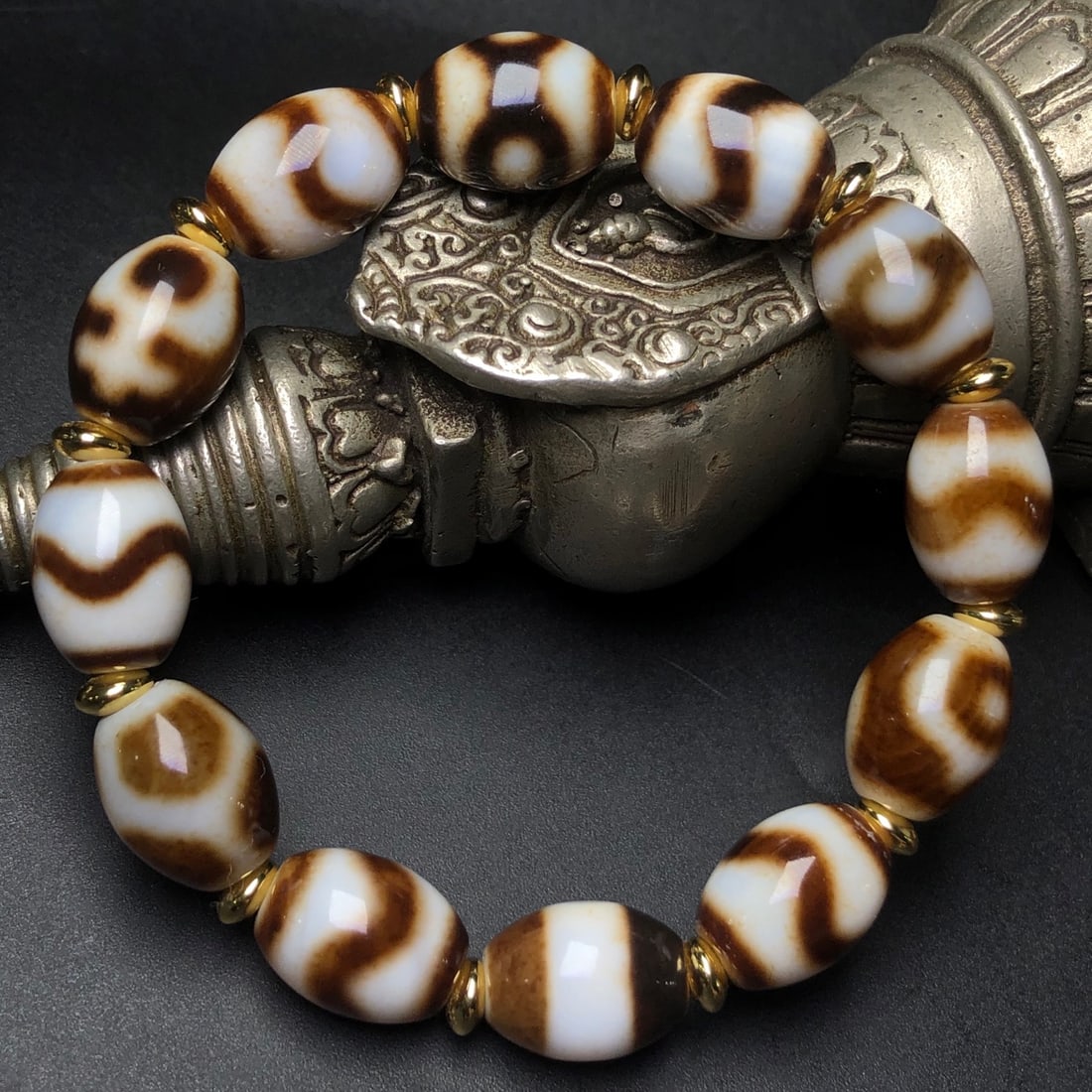 An Exquisite Dzi Bead Bracelet: An Exquisite Dzi Bead Bracelet,Size:0.6inx0.5in*12 天珠手串