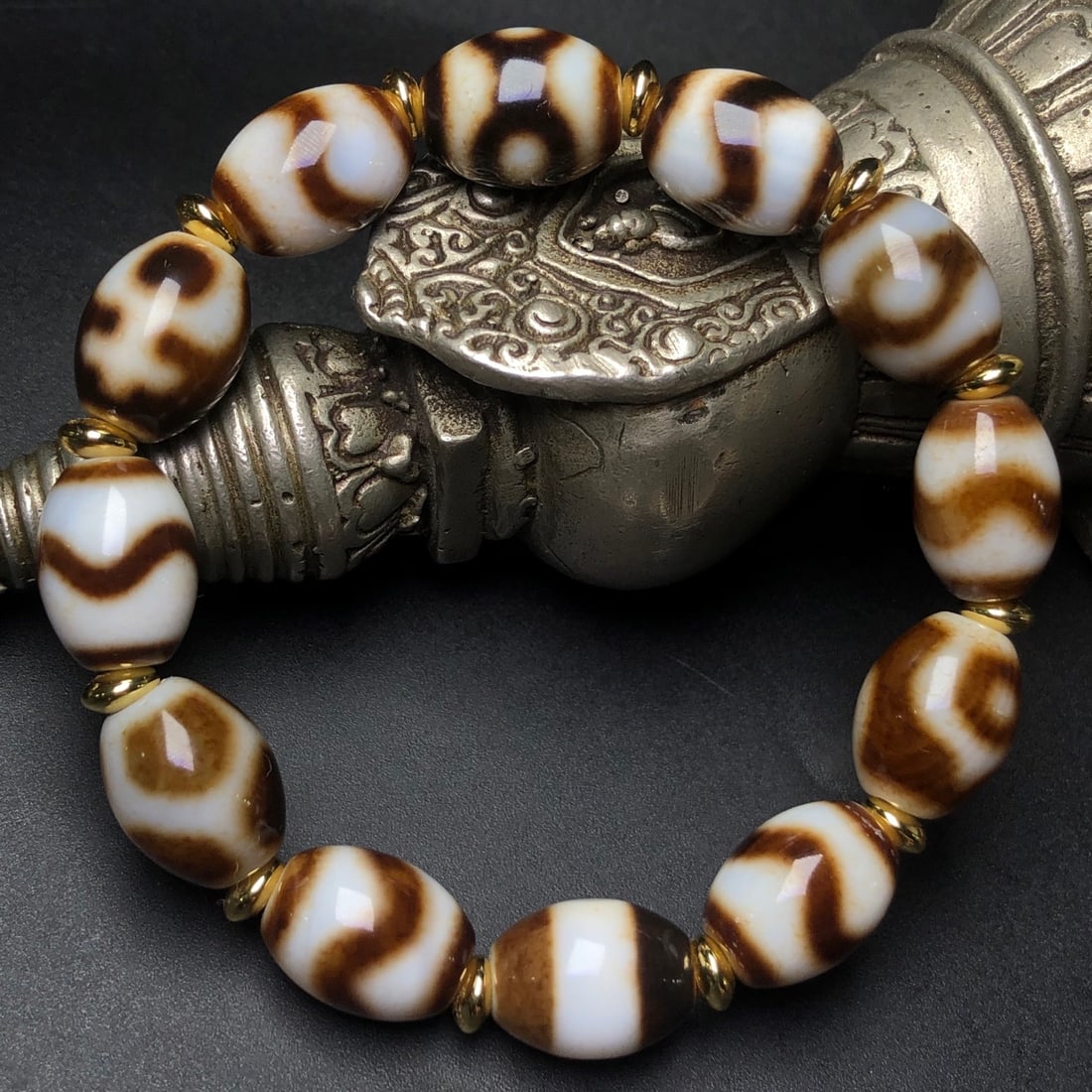 An Exquisite Dzi Bead Bracelet - 2