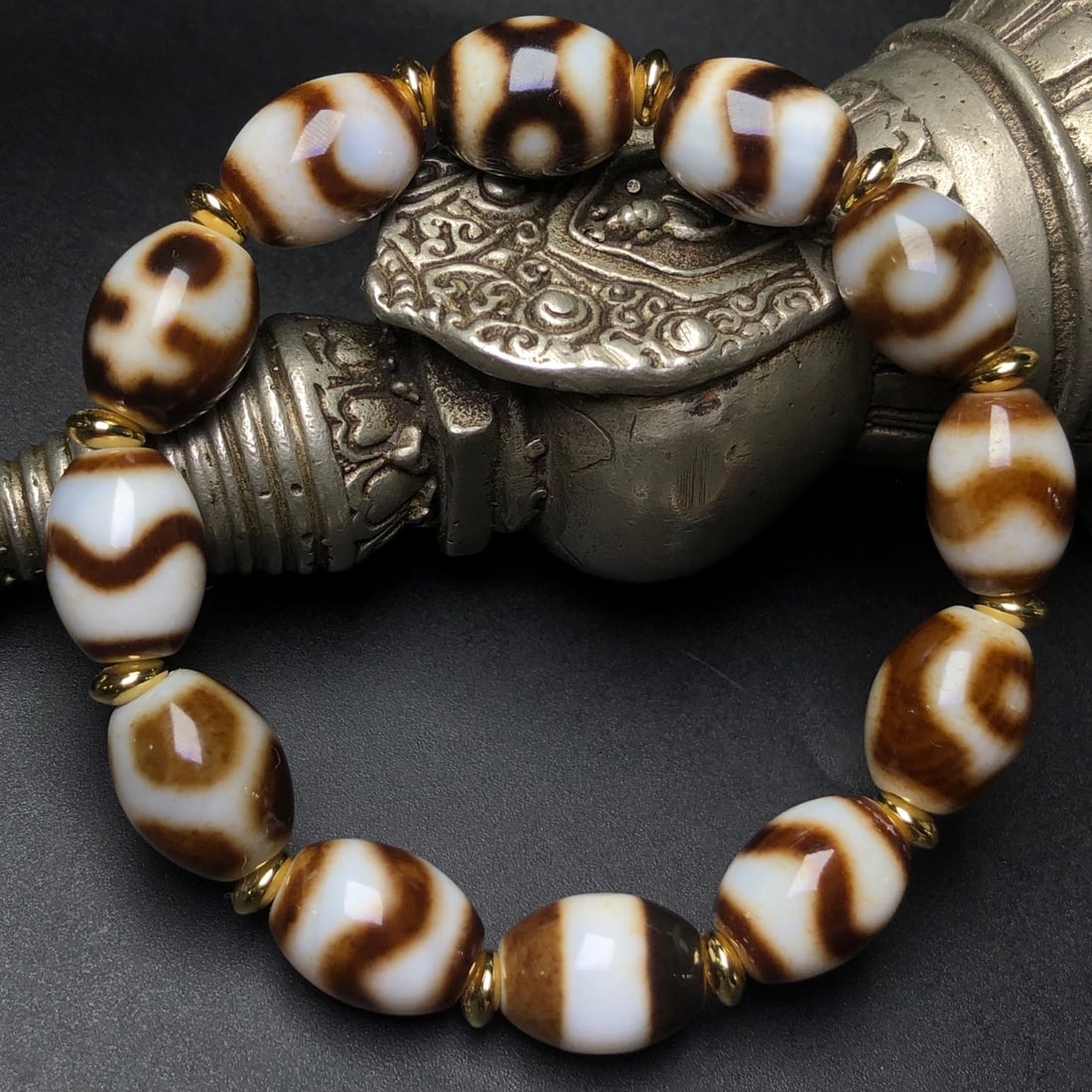 An Exquisite Dzi Bead Bracelet - 3