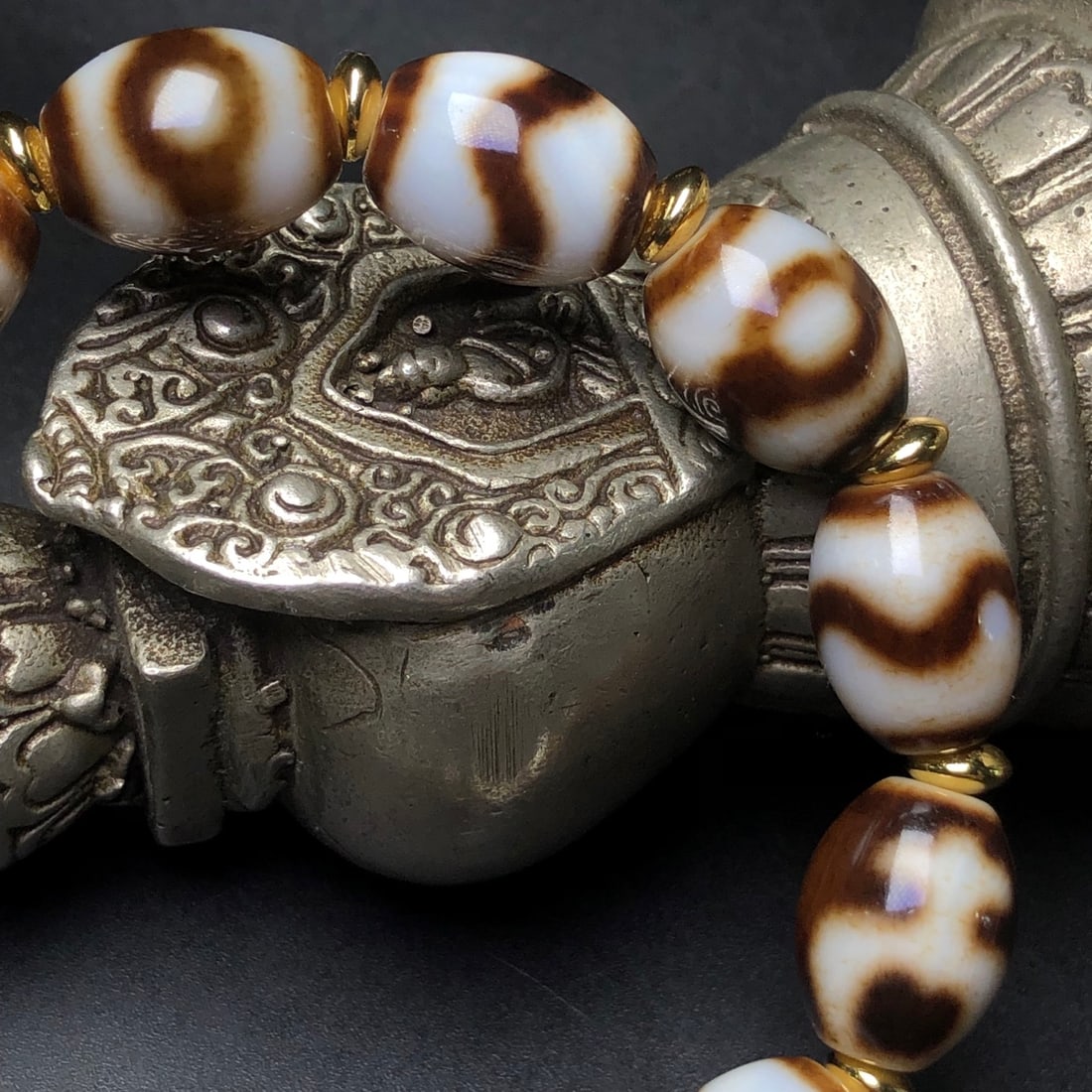 An Exquisite Dzi Bead Bracelet - 7