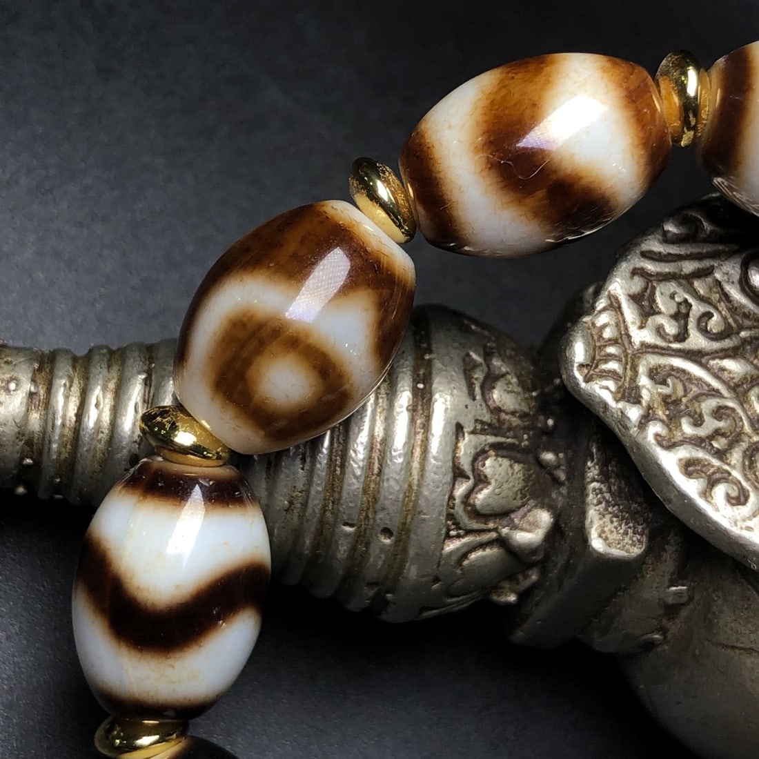 An Exquisite Dzi Bead Bracelet - 8