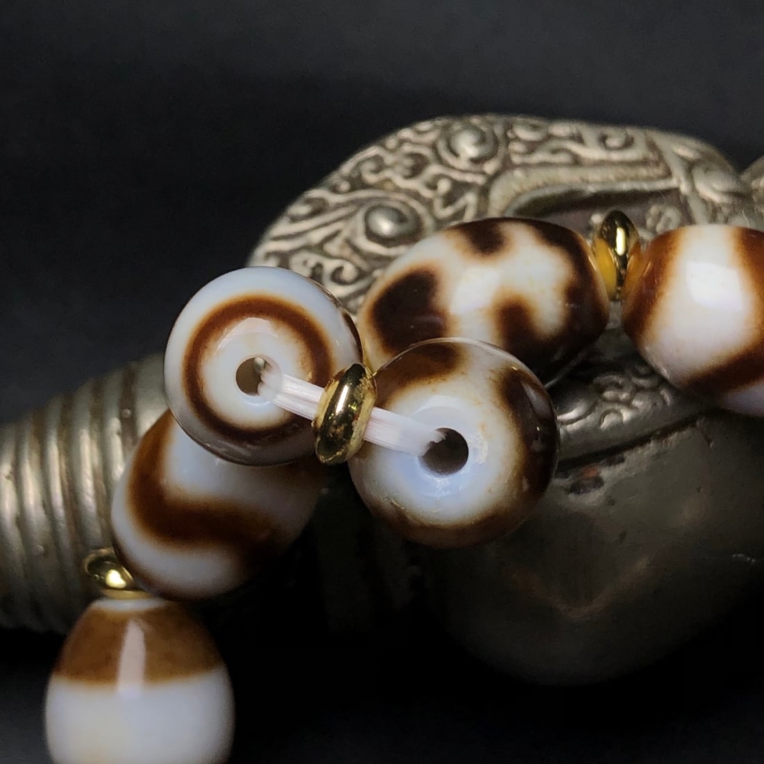 An Exquisite Dzi Bead Bracelet - 9