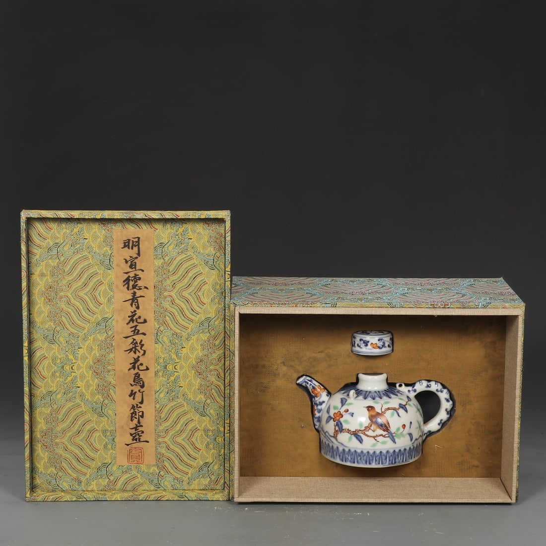 An Exquisite Wucai Blue and White Flower and Bird Pattern Teapot: An Exquisite Wucai Blue and White Flower and Bird Pattern Teapot Ming Dynasty, China Size:4.5inx5.1in青花五彩花鸟纹竹节壶 中国&#