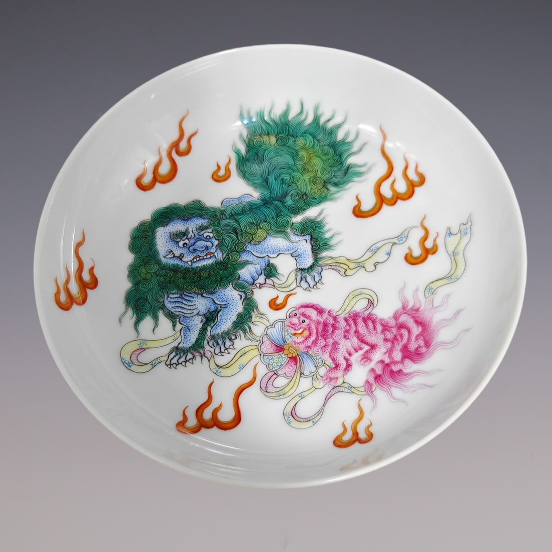 An Exquisite Enamel Lion Pattern Plate: An Exquisite Enamel Lion Pattern Plate Qing Dynasty, China Qianlong Four-character Mark Size:1.3inx5.3in粉珐琅彩事事如意纹盘 中国