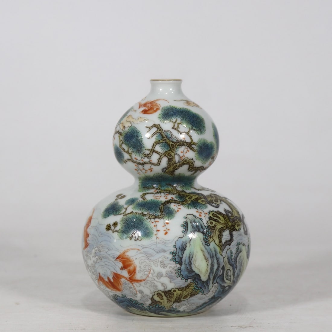 An Exquisite Enamel Pine Pattern Gourd-Shaped Vase: An Exquisite Enamel Pine Pattern Gourd-Shaped Vase Qing Dynasty, China Yongzheng Four-character Mark Size:4.3inx3.1in珐琅彩寿山福海葫芦瓶 &#