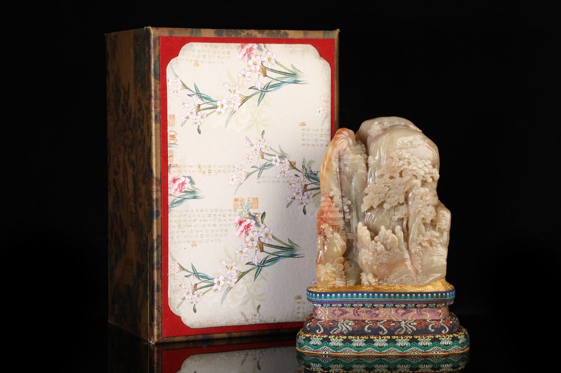 An Exquisite Shoushan Stone Rockery Ornament: An Exquisite Shoushan Stone Rockery Ornament Qing Dynasty, China Size:8.3inx6.3in Weight:5.5kg寿山石山子摆件 中国清代 Size:21cmx16cm W