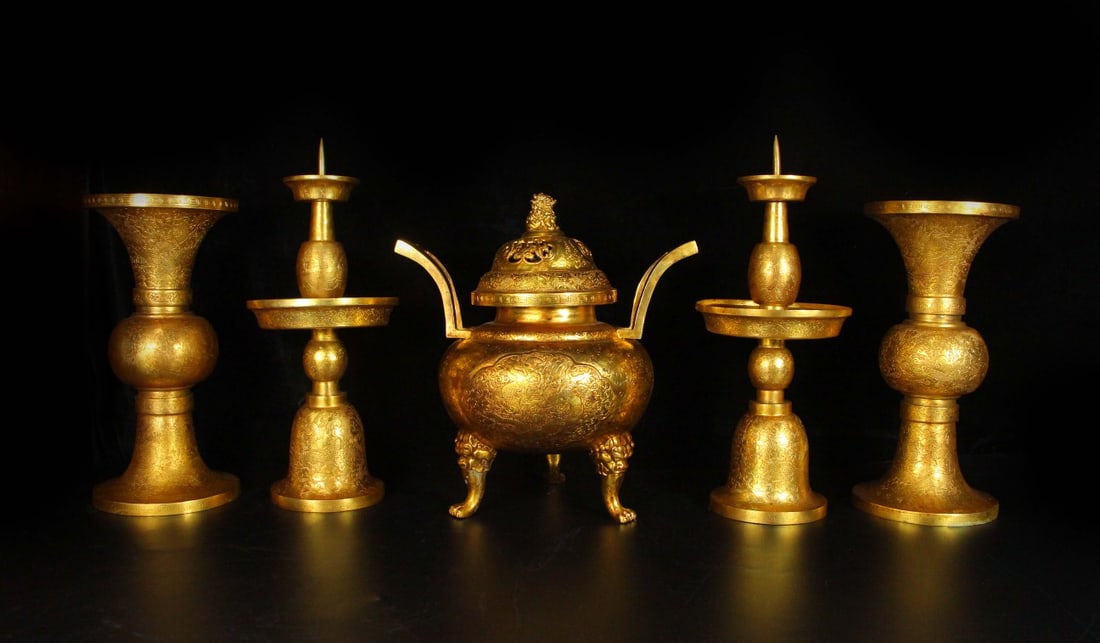 A Set of Fine Gilt Bronze Dragon Pattern Double-Ears and Tripod Censer Candlestick: A Set of Fine Gilt Bronze Dragon Pattern Double-Ears and Tripod Censer Candlestick Tang Dynasty, China Zhenguan Four-character Mark Size:12.6in Weight:7200g铜鎏金五供