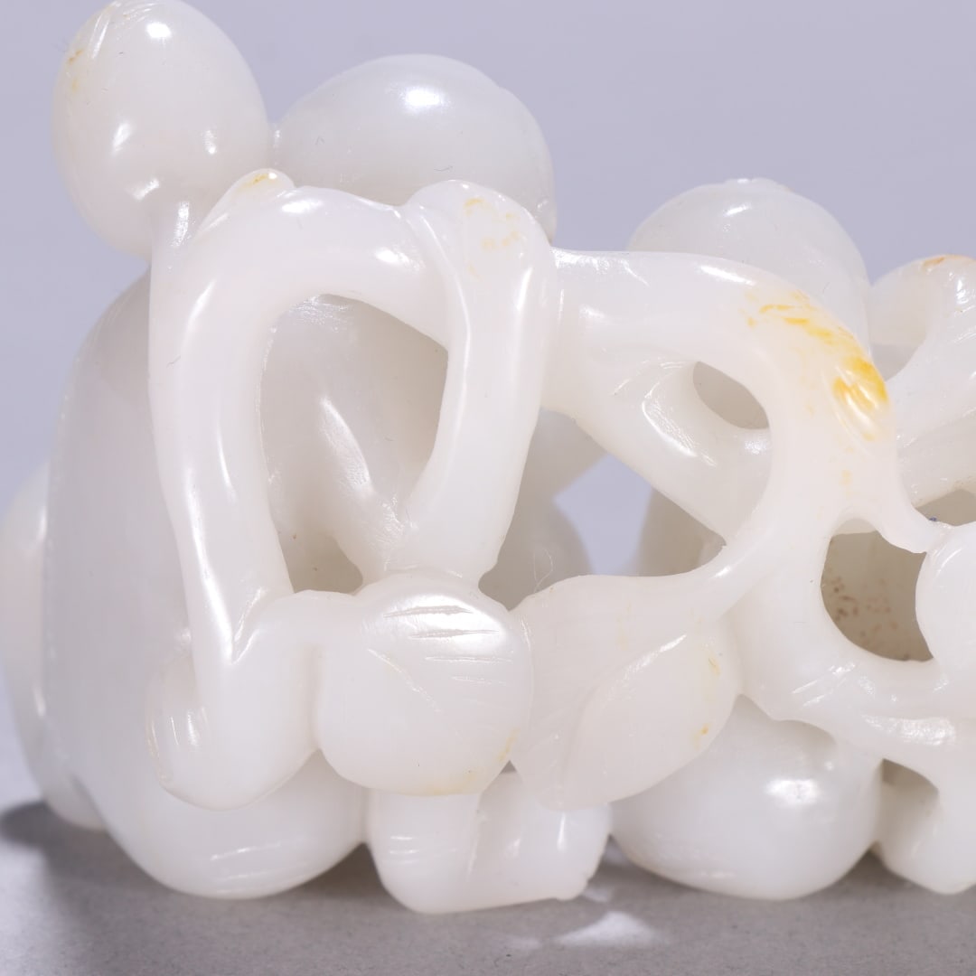 An Exquisite White Jade Monkey Ornament - 6
