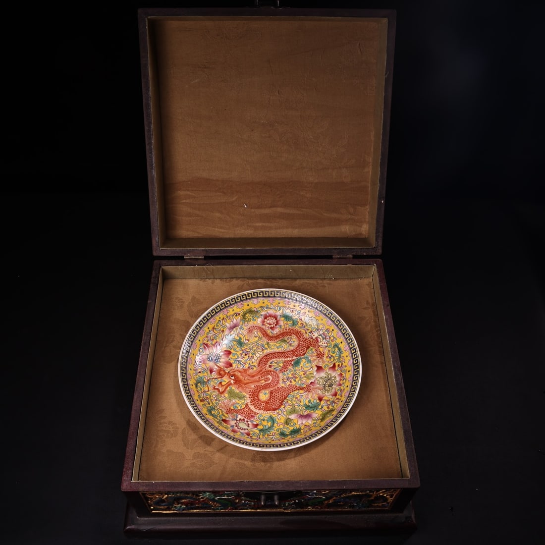 An Exquisite Famille-Rose Dragon Pattern Lotus Pattern Plate: An Exquisite Famille-Rose Dragon Pattern Lotus Pattern Plate Qing Dynasty, China Yongzheng Six-character Mark Size:1.6inx7.9in Weight:280g粉彩龙纹缠枝莲ಬ