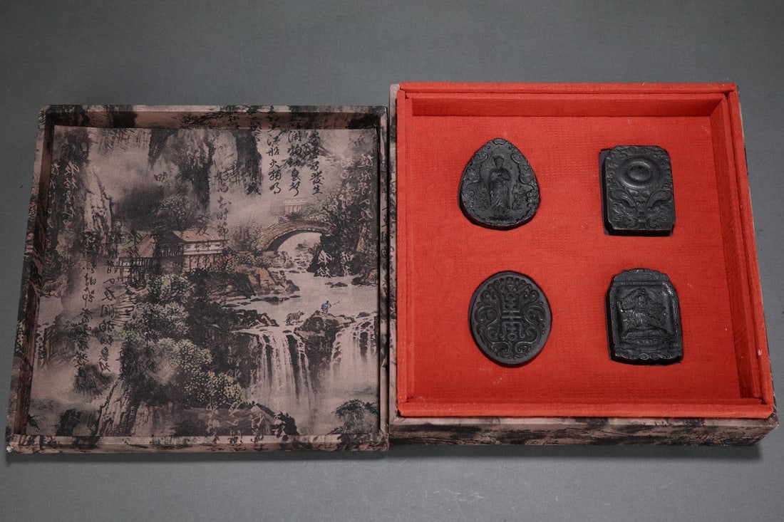 A Set of Fine Eaglewood Buddha Statue Pattern Brand: A Set of Fine Eaglewood Buddha Statue Pattern Brand Qing Dynasty, China Size:1.9inx0.5inx2.6in沉香木牌子一套 中国清代 Size:4.8cmx1.3cm