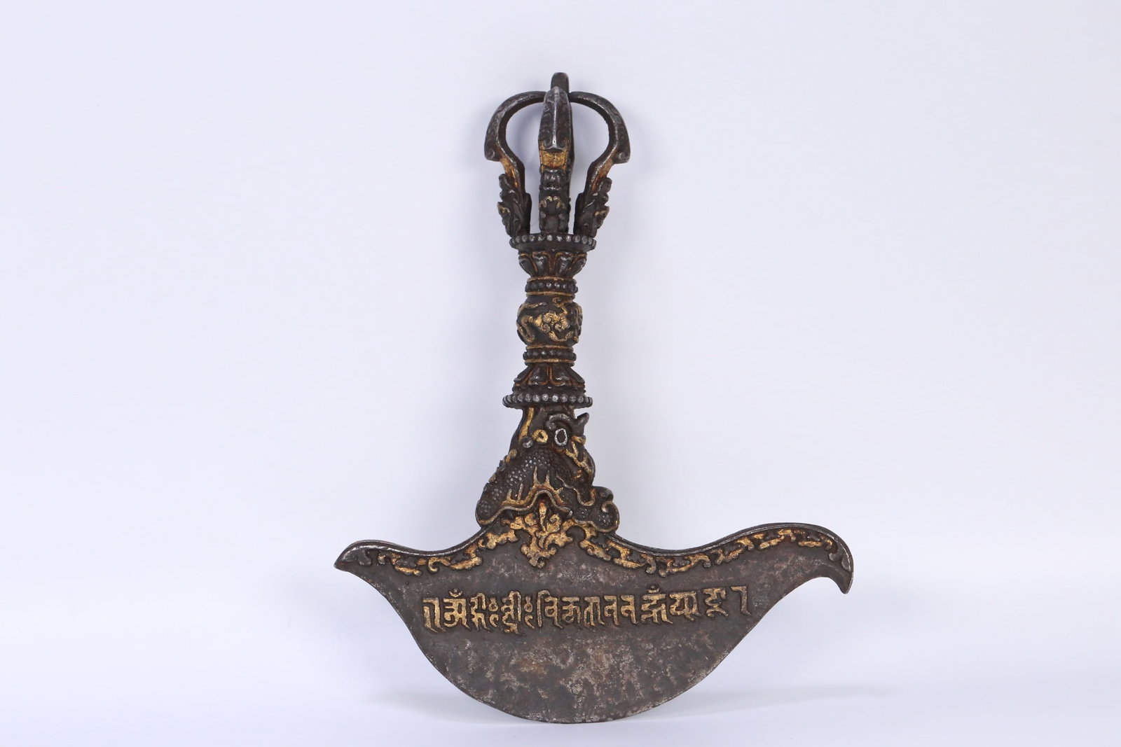 An Exquisite Iron gilding With Sanskrit Knife Ornament: An Exquisite Iron gilding With Sanskrit Knife Ornament Qing Dynasty, China Size:8.7inx6.9inx2in Weight:646g铁剪金金刚樾刀 中国清代 Siz