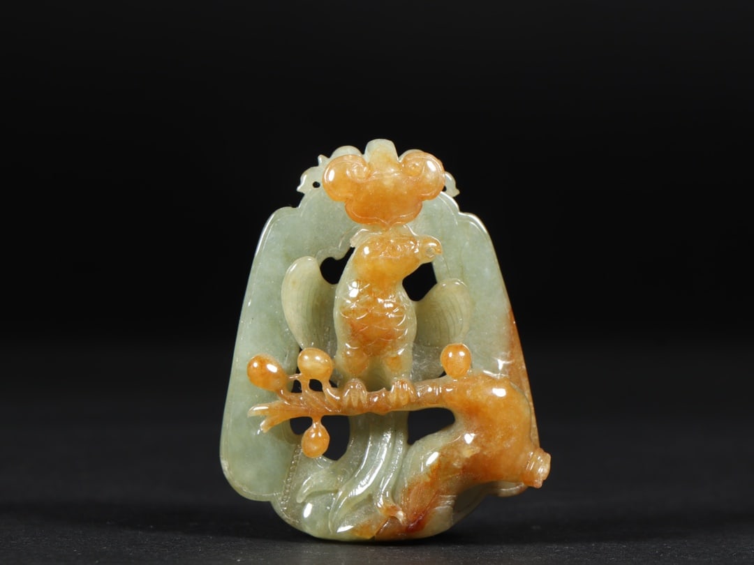 An Exquisite Jadeite Flower and Bird Pattern Ornament: An Exquisite Jadeite Flower and Bird Pattern Ornament Qing Dynasty, China Size:2.2inx1.8inx0.6in Weight:42g翡翠凤凰 中国清代 Size:5.7cmx4.5cmx1.5cm Weig