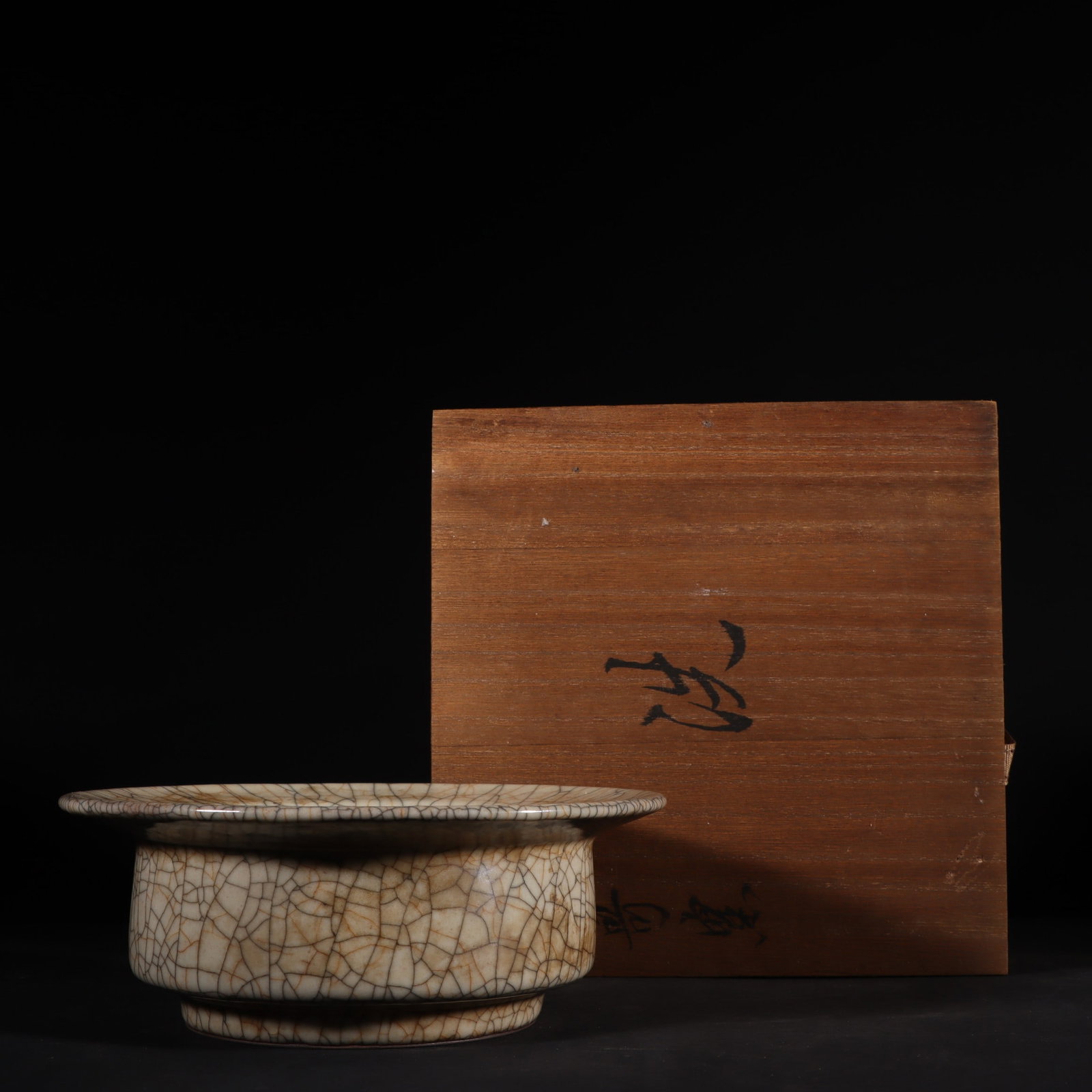 An Exquisite Ge yao Brush Washer: An Exquisite Ge yao Brush Washer Song Dynasty, China Size:2.8inx7.4in哥窑折沿洗 中国宋代 Size:7cmx18.8cm