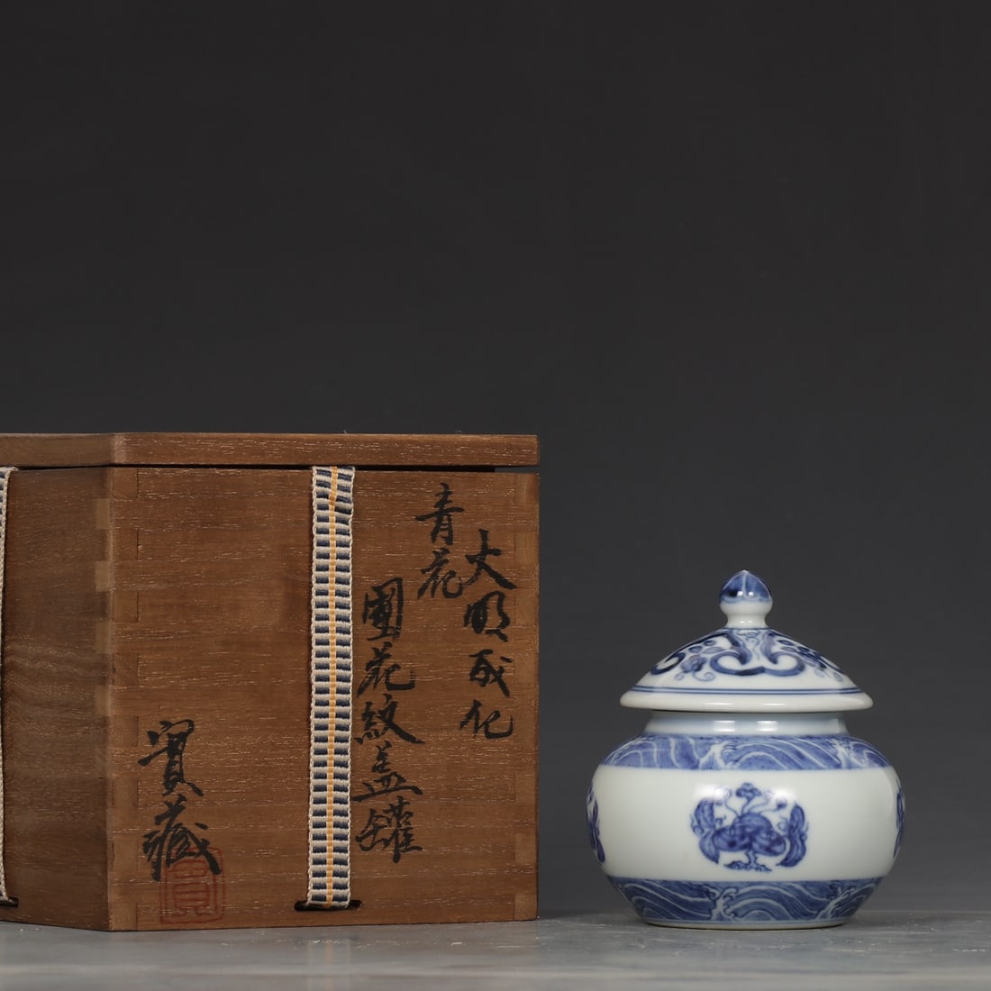An Exquisite Blue and White Flower Pattern Jar: An Exquisite Blue and White Flower Pattern Jar Ming Dynasty, China Chenghua Six-character Mark Size:4.1inx3.5in青花团花纹盖罐 中国明代
