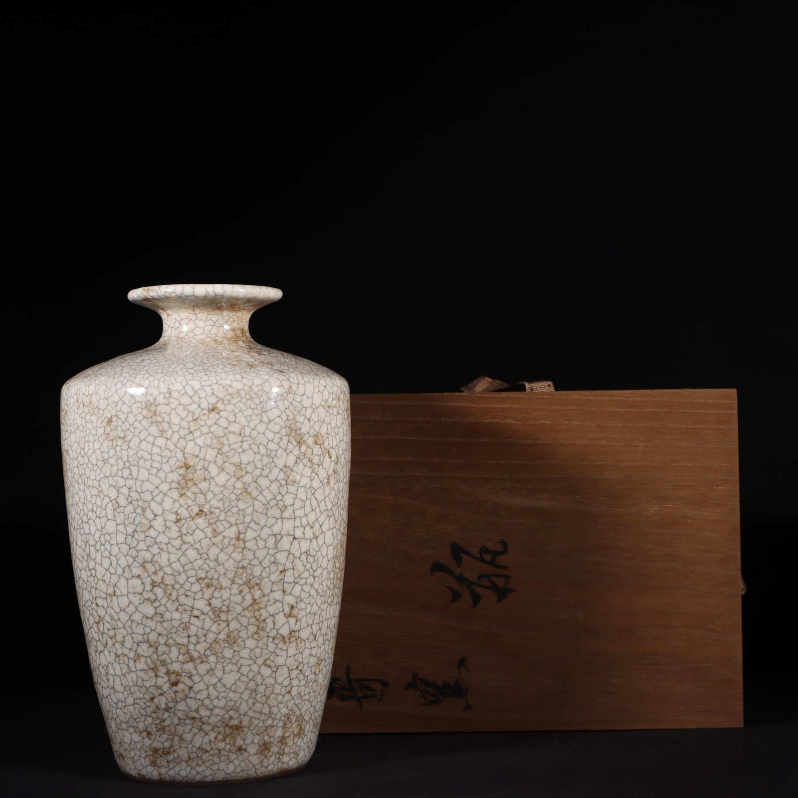 An Exquisite Ge yao Vase: An Exquisite Ge yao Vase Song Dynasty, China Size:9inx5.7in哥窑瓶 中国宋代 Size:22.8cmx14.5cm