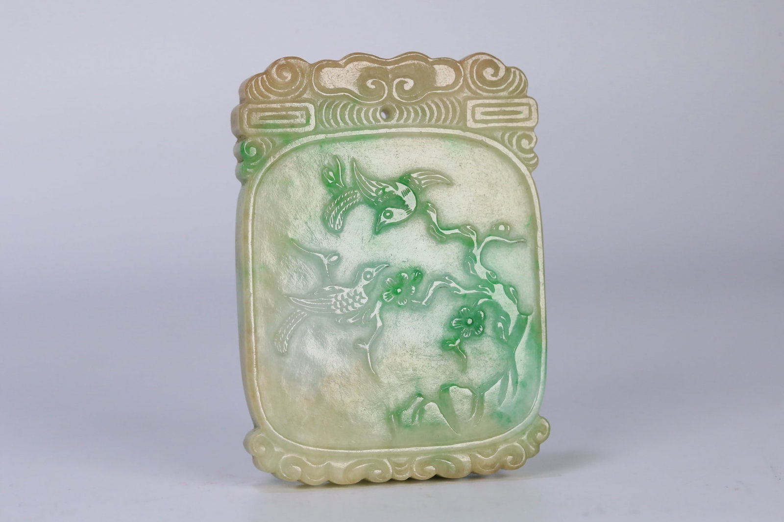 An Exquisite Jadeite Flower and Bird Pattern Brand: An Exquisite Jadeite Flower and Bird Pattern Brand Qing Dynasty, China Size:2.2inx1.6inx0.3in Weight:49.7g翡翠“喜上眉梢一路莲升”