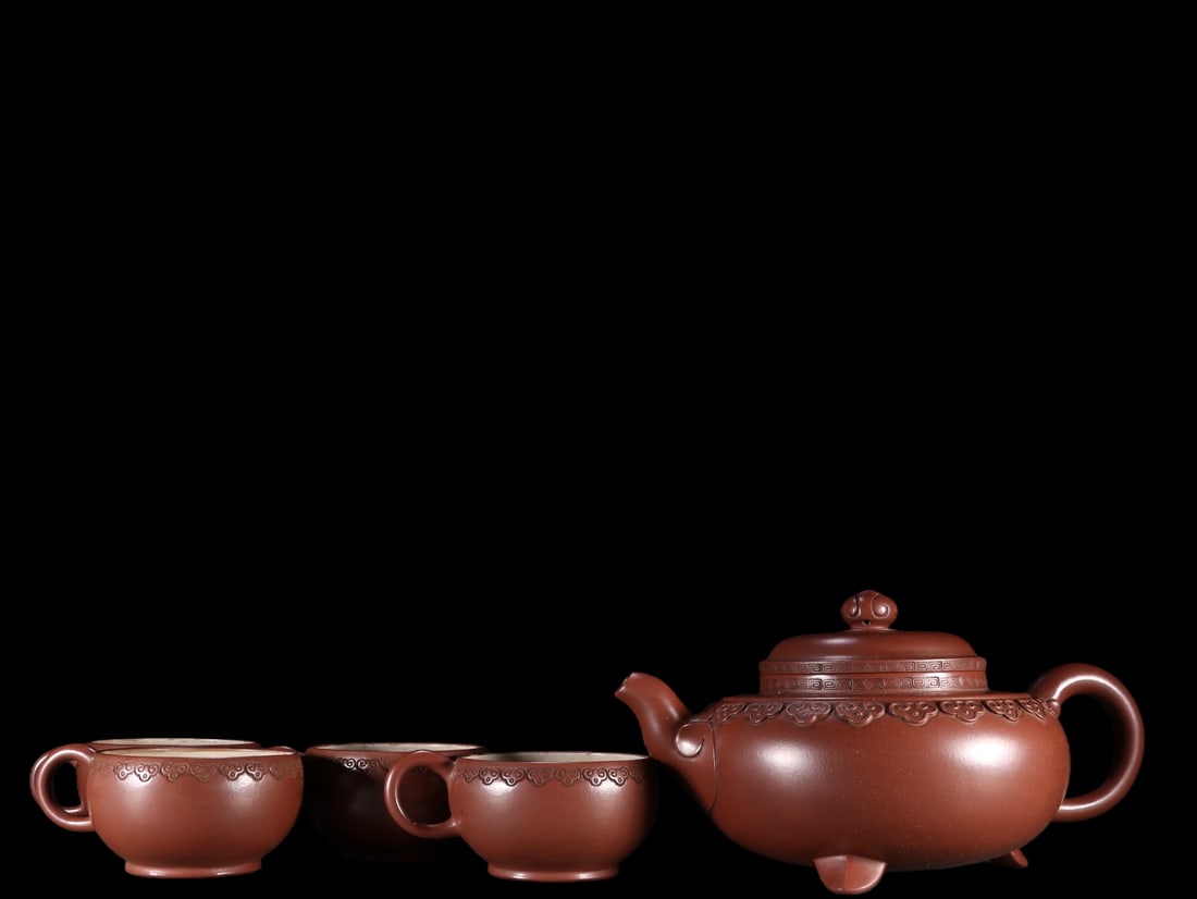 A Set of Fine Purple Sands Teapot: A Set of Fine Purple Sands Teapot Gu jing zhou Size:5.1inx9.8in Size:2inx4.6in紫砂云肩如意三足套壶 顾景舟 Size:13cmx25cm