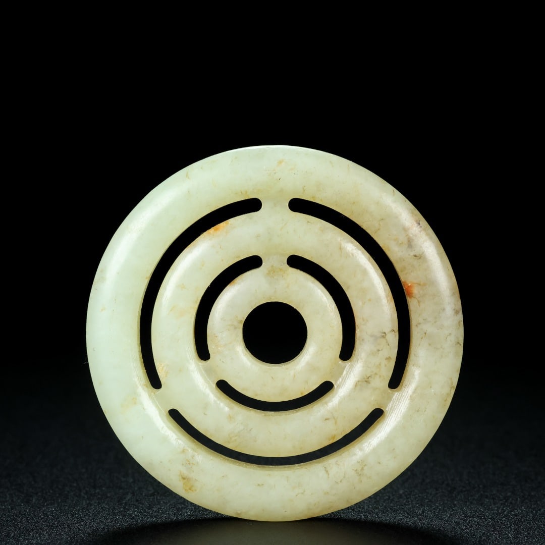An Exquisite White Jade Pendant: An Exquisite White Jade Pendant Han Dynasty, China Diameter Size:2.2inx0.2in Weight:38.9g白玉璧 中国汉代 Diameter Size:5.7cmx0.6cm Weight:38.9g