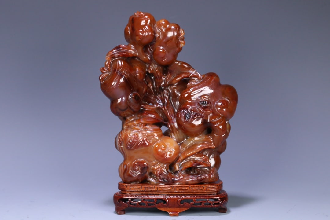 An Exquisite Agate Rockery Ornament: An Exquisite Agate Rockery Ornament Modern Time of China Size:8.6inx6.7inx3.4in Weight:2201g玛瑙蝙蝠灵芝山子摆件 近现代 Si