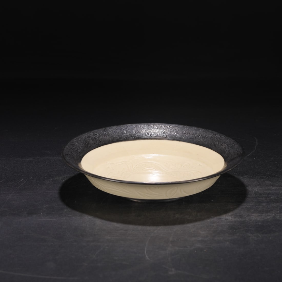 An Exquisite Ding yao Flower Pattern Dragon Pattern Plate - 2