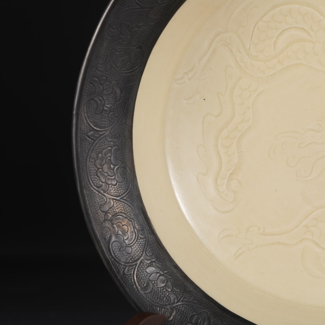 An Exquisite Ding yao Flower Pattern Dragon Pattern Plate - 5