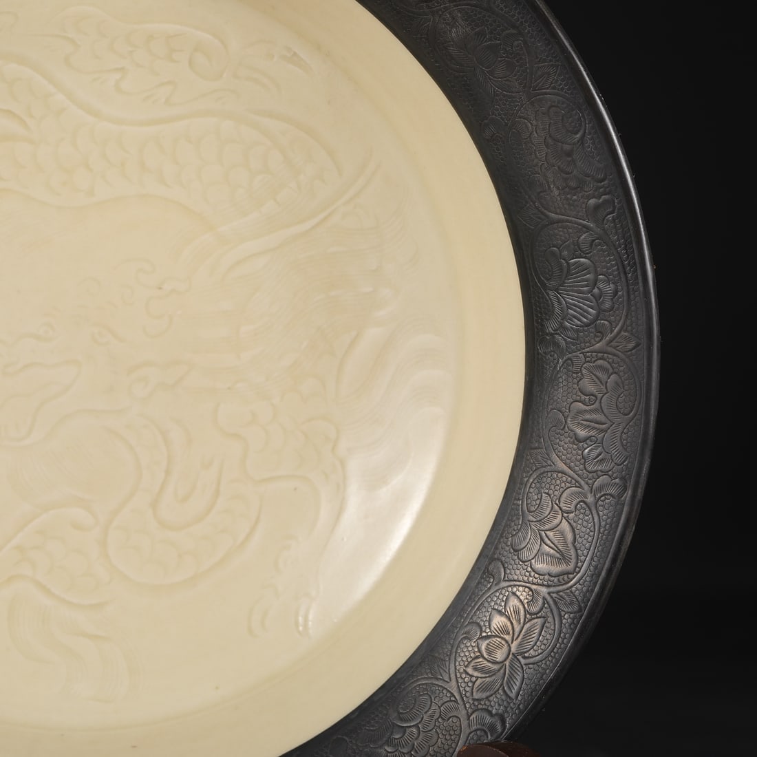 An Exquisite Ding yao Flower Pattern Dragon Pattern Plate - 6