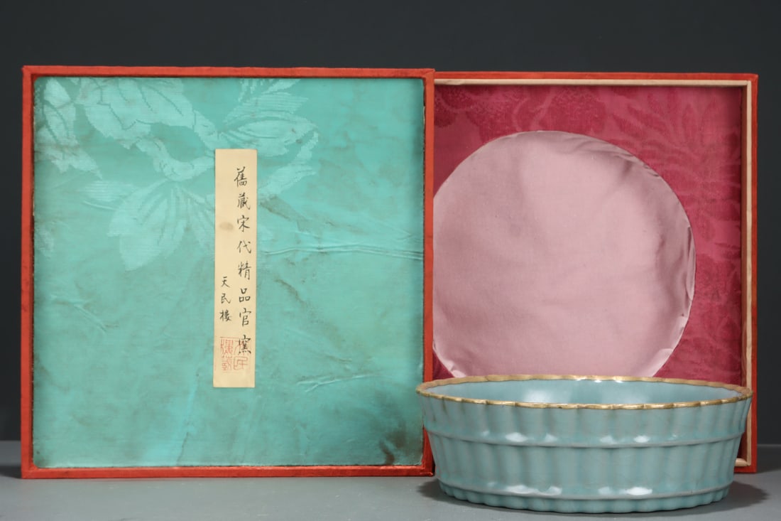 An Exquisite Guan yao Celadon Glazed Brush Washer: An Exquisite Guan yao Celadon Glazed Brush Washer Song Dynasty, China Size:2.8inx8.9in官窑粉青釉蔗段洗 中国宋代