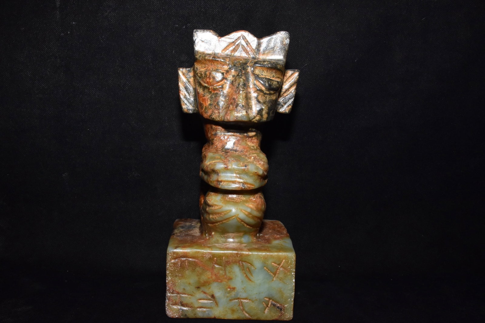 An Exquisite Hemo Jade Figure Seal: An Exquisite Hemo Jade Figure Seal Hong Shan Culture Size:8.7inx3.9in Weight:3.1kg河磨玉印章 红山文化 Size:22cmx10cm Weight:3.1kg