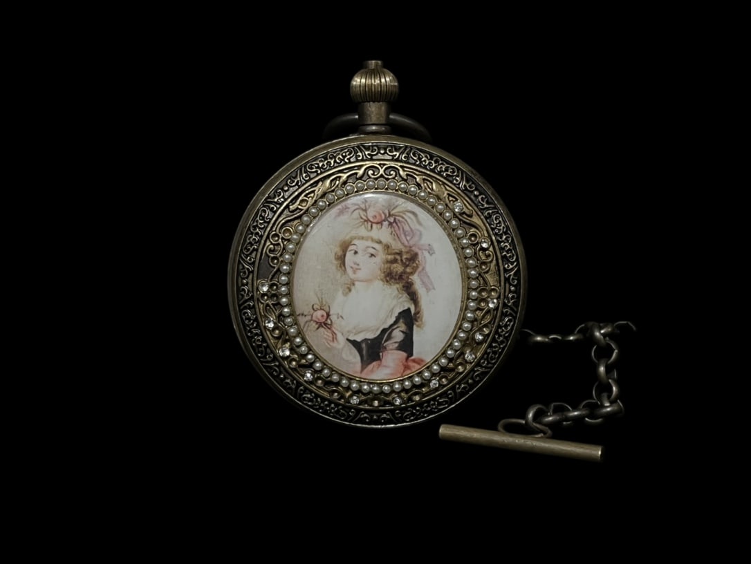 An Exquisite Bronze Figure Pattern Pocket watch: An Exquisite Bronze Figure Pattern Pocket watch Qing Dynasty, China Size:2.2in铜人物纹怀表 中国清代 Size:5.5cm