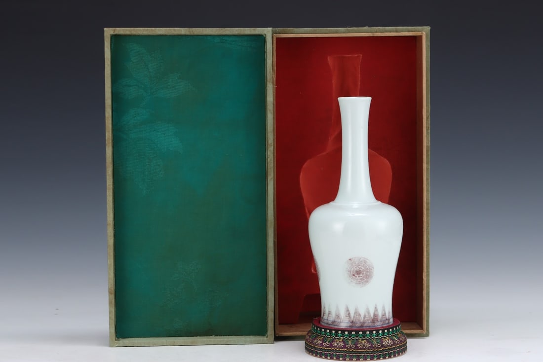 An Exquisite Underglaze-Red Vase: An Exquisite Underglaze-Red Vase Qing Dynasty, China Kangxi Six-character Mark Size:9.3inx3.9in釉里红摇铃尊 中国清代 大清康