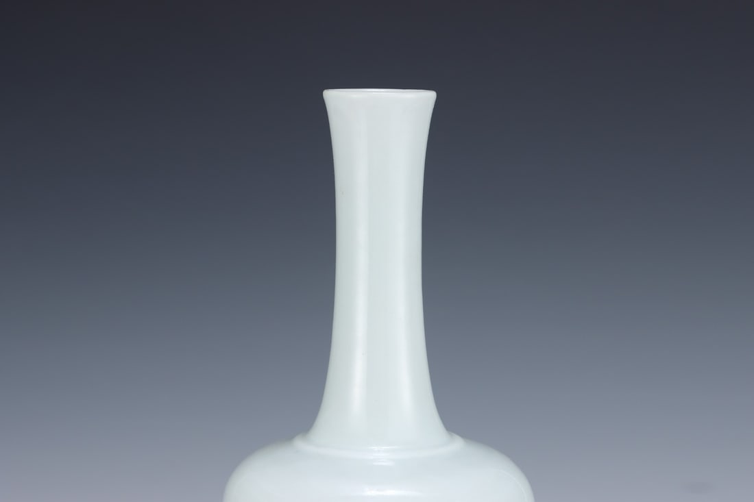An Exquisite Underglaze-Red Vase - 5