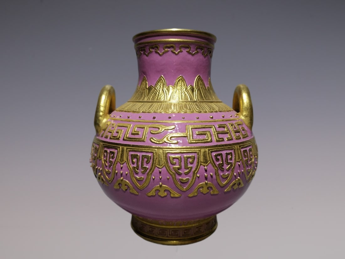 An Exquisite Famille-Rose Painted Gold Bats and Peach Pattern Double-Ears Vase: An Exquisite Famille-Rose Painted Gold Bats and Peach Pattern Double-Ears Vase Qing Dynasty, China Qianlong Six-character Mark Size:6.4inx5.9in宫粉地雕刻描金&
